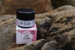 Balsam do ust z algami AlgAran — produkt w aranżacji